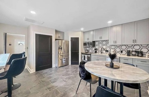 Enderly Park Casa | Black and white chic retreat