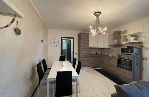 Bergamo Apartamento | Black and White City and Airport