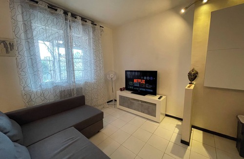 Bergamo Apartamento | Black and White City and Airport