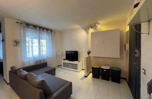 Bergamo Apartamento | Black and White City and Airport