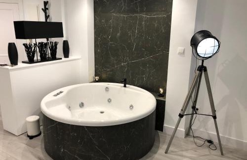 Noja Apartamento | Black and White Suitte "Plaza"