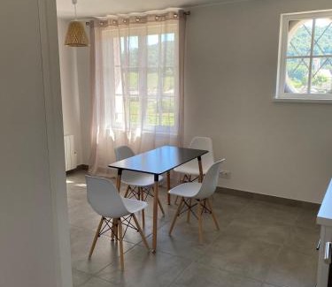 Fuisse Apartamento | Black And White Swallow Fuiss