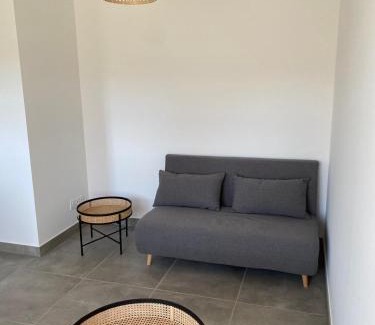 Fuisse Apartamento | Black And White Swallow Fuiss