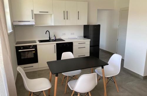 Fuisse Apartamento | Black And White Swallow Fuiss