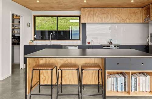 Atawhai Casa | Black Barn Escape - Modern, Architectural, Sea Views, Spa Pool!