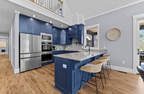 Lake Norman of Catawba Casa | Black Bear & Blue Heron by AvantStay | 2 Lakefront Homes, Sleeps 43, Pools