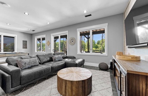 Lake Norman of Catawba Casa | Black Bear & Blue Heron by AvantStay | 2 Lakefront Homes, Sleeps 43, Pools