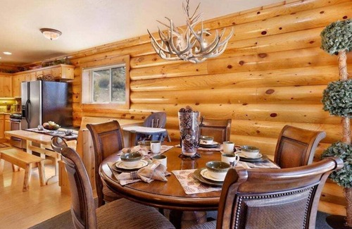 Castle Glen Estates Casa | Black Bear Castle | Luxe Log Cabin | Spa | Games