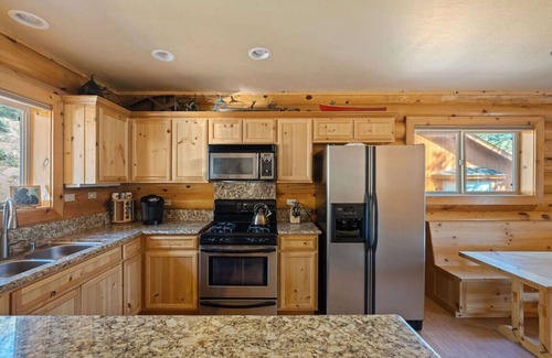 Castle Glen Estates Casa | Black Bear Castle | Luxe Log Cabin | Spa | Games