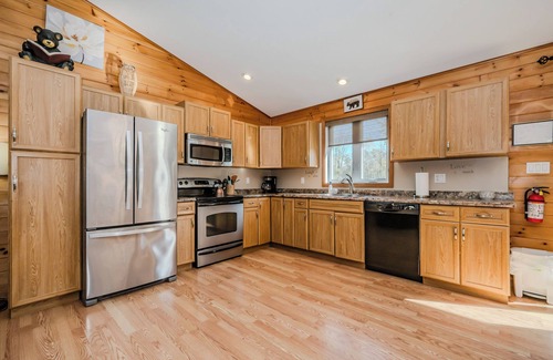 Miller Lake Cabina | Cozy 4-Season Cottage w/ Hot Tub