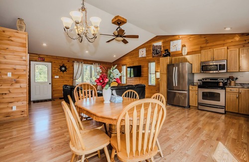 Miller Lake Cabina | Cozy 4-Season Cottage w/ Hot Tub