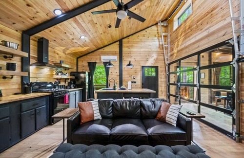 Rocky Grove Cabina | Black Bear Getaway Fire Pit & Hot Tub