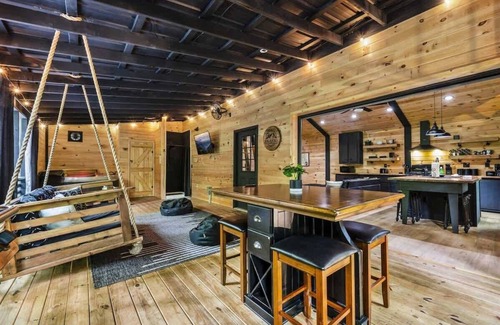 Rocky Grove Cabina | Black Bear Getaway Fire Pit & Hot Tub