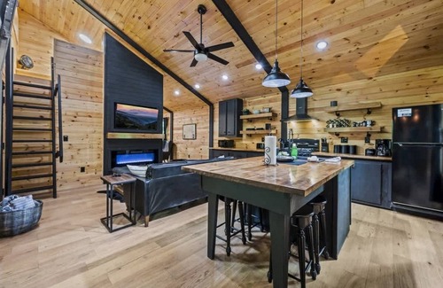 Rocky Grove Cabina | Black Bear Getaway Fire Pit & Hot Tub