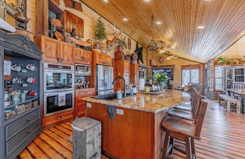 Bella Vista Casa | Black Bear Lodge - Luxury lakefront, sleeps 15