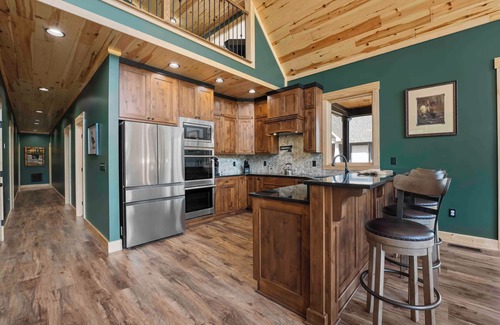 Lake Norman of Catawba Casa | Black Bear Lodge by AvantStay | Lakefront, Dock, Pool, Theater | Sleeps 20+