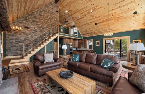 Lake Norman of Catawba Casa | Black Bear Lodge by AvantStay | Lakefront, Dock, Pool, Theater | Sleeps 20+