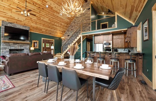 Lake Norman of Catawba Casa | Black Bear Lodge by AvantStay | Lakefront, Dock, Pool, Theater | Sleeps 20+