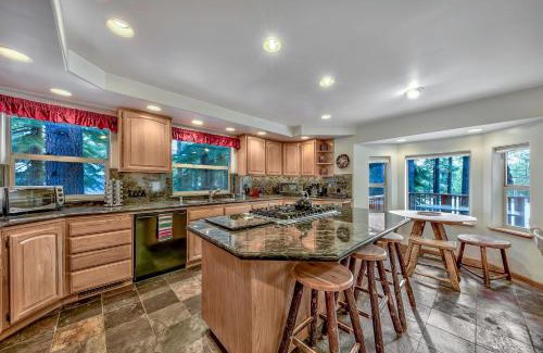 Montgomery Estates Casa | Black Bear Villa - large 4 BR 4 BA hot tub game room