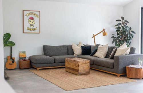 Wooloweyah Casa | Black Cockatoo - Oceanstays - Pet Friendly