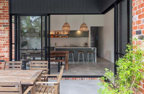 Wooloweyah Casa | Black Cockatoo - Oceanstays - Pet Friendly