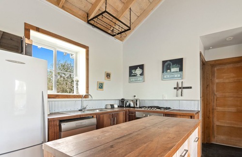 Grovetown Cabaña | Black Cottage - Blenheim Holiday Home