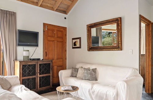 Grovetown Cabaña | Black Cottage - Blenheim Holiday Home