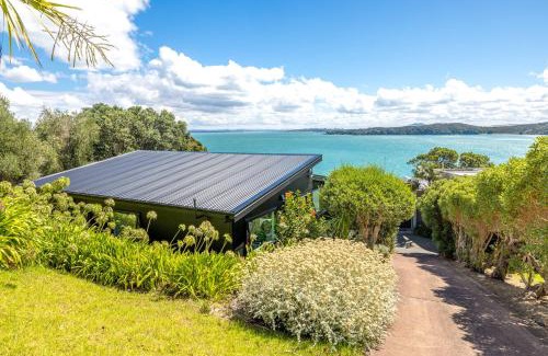 Surfdale Casa | Black Cottage - Stay Waiheke