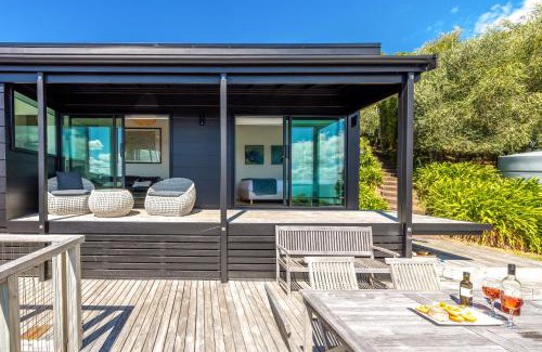 Surfdale Casa | Black Cottage - Stay Waiheke