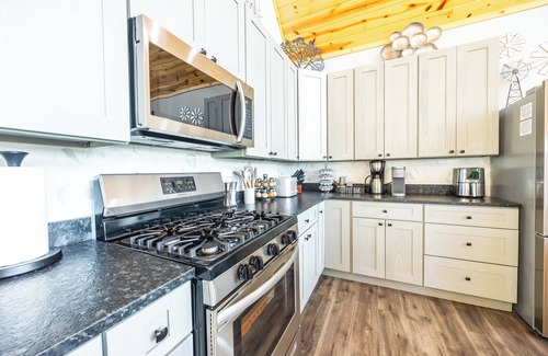 Canaan Valley Casa | Black Diamond-New Build, Ski, Hot Tub, Views, BBQ, EV & AC