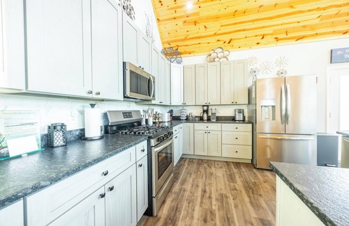Canaan Valley Casa | Black Diamond-New Build, Ski, Hot Tub, Views, BBQ, EV & AC