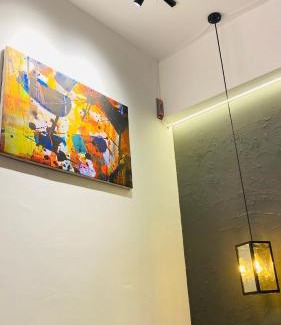 Greater Noida Apartamento | Black door