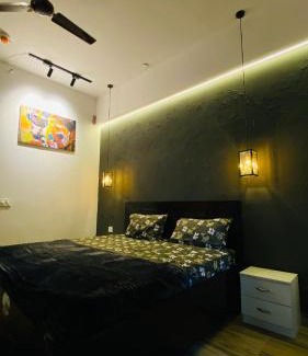Greater Noida Apartamento | Black door