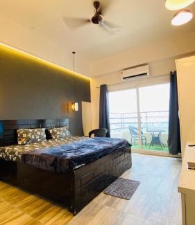 Greater Noida Apartamento | Black door