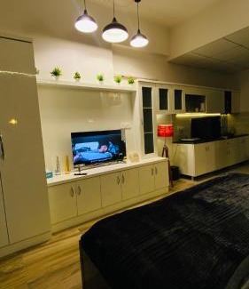 Greater Noida Apartamento | Black door