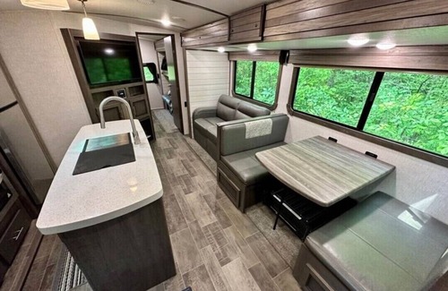 Lucas Alquiler De RV | Black Fork River front fully functioning Camper