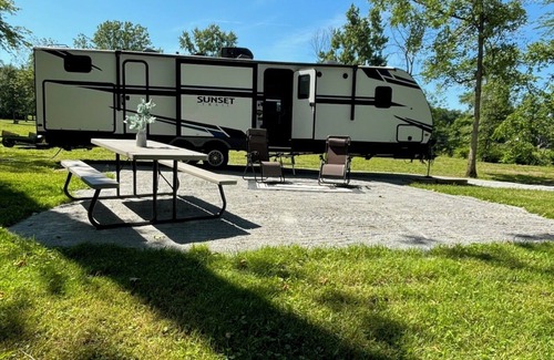 Lucas Alquiler De RV | Black Fork River front fully functioning Camper