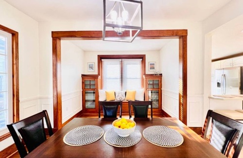 Pittsburgh Casa | Black & Gold Charm on Mt. Washington with Garage!