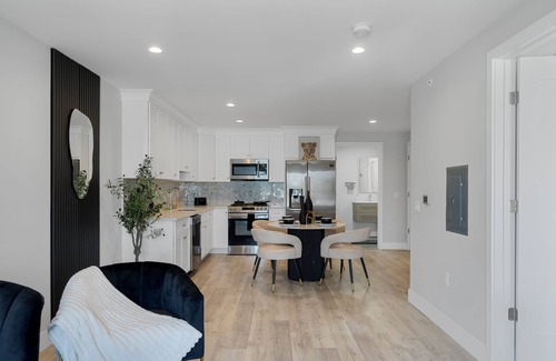 North Bergen Apartamento | Black & Gold Elegance Near NYC, American Dream Mall