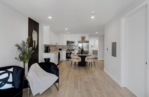 North Bergen Apartamento | Black & Gold Elegance Near NYC, American Dream Mall