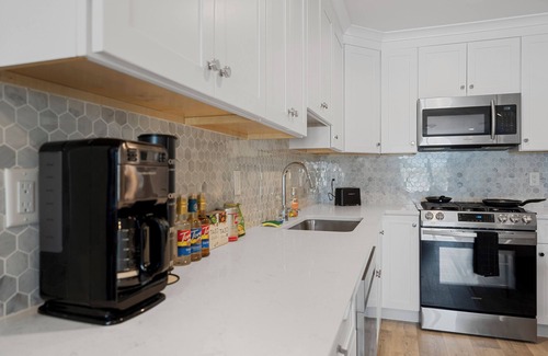 North Bergen Apartamento | Black & Gold Elegance Near NYC, American Dream Mall