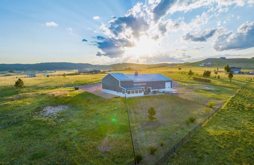 Hermosa Casa | Black Hills Barndo-Hot Tub & Massage Chair