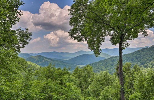 Laurel Ridge Casa | Black Mountain Gem with Inviting Deck and Scenic Views