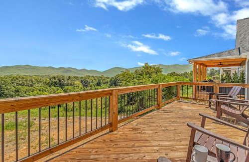 Black Mountain Casa | Black Mountain Getaway with Stunning Views