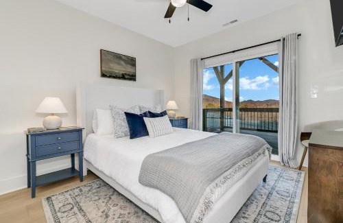 Black Mountain Casa | Black Mountain Getaway with Stunning Views