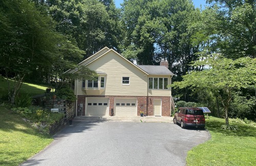 Black Mountain Apartamento | Black Mountain Private guest suite. One mile to Black Mt Pet Friendly.