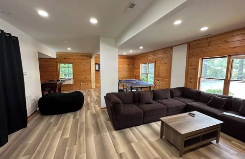 Black Mountain Cabina | Black Mountain Retreats - Two Cabins & Game Room