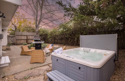 Santa Rosa Casa | Black Oak by AvantStay | Modern & Chic Santa Rosa Hideaway with Pool Table
