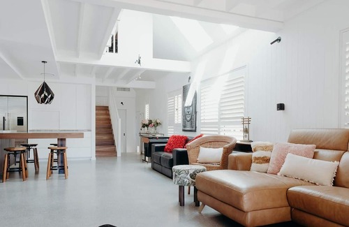 Belongil Casa | Black on Belongil - Situated in the sought after Belongil Beach Village.