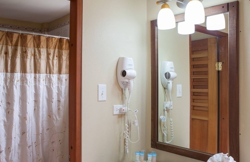 Burrell Boom Cabina | Black Orchid Resort